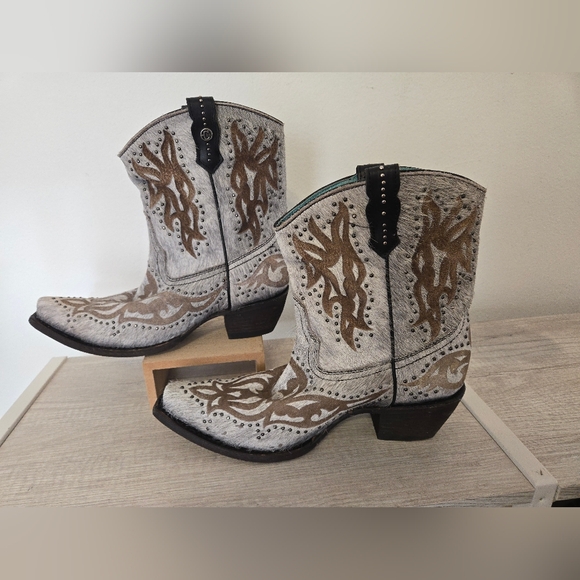 Corral Grey Fur Laser & Studs Shortie Leather Boots Womens 10 Snip Toe 2-inch Co - Picture 3 of 9